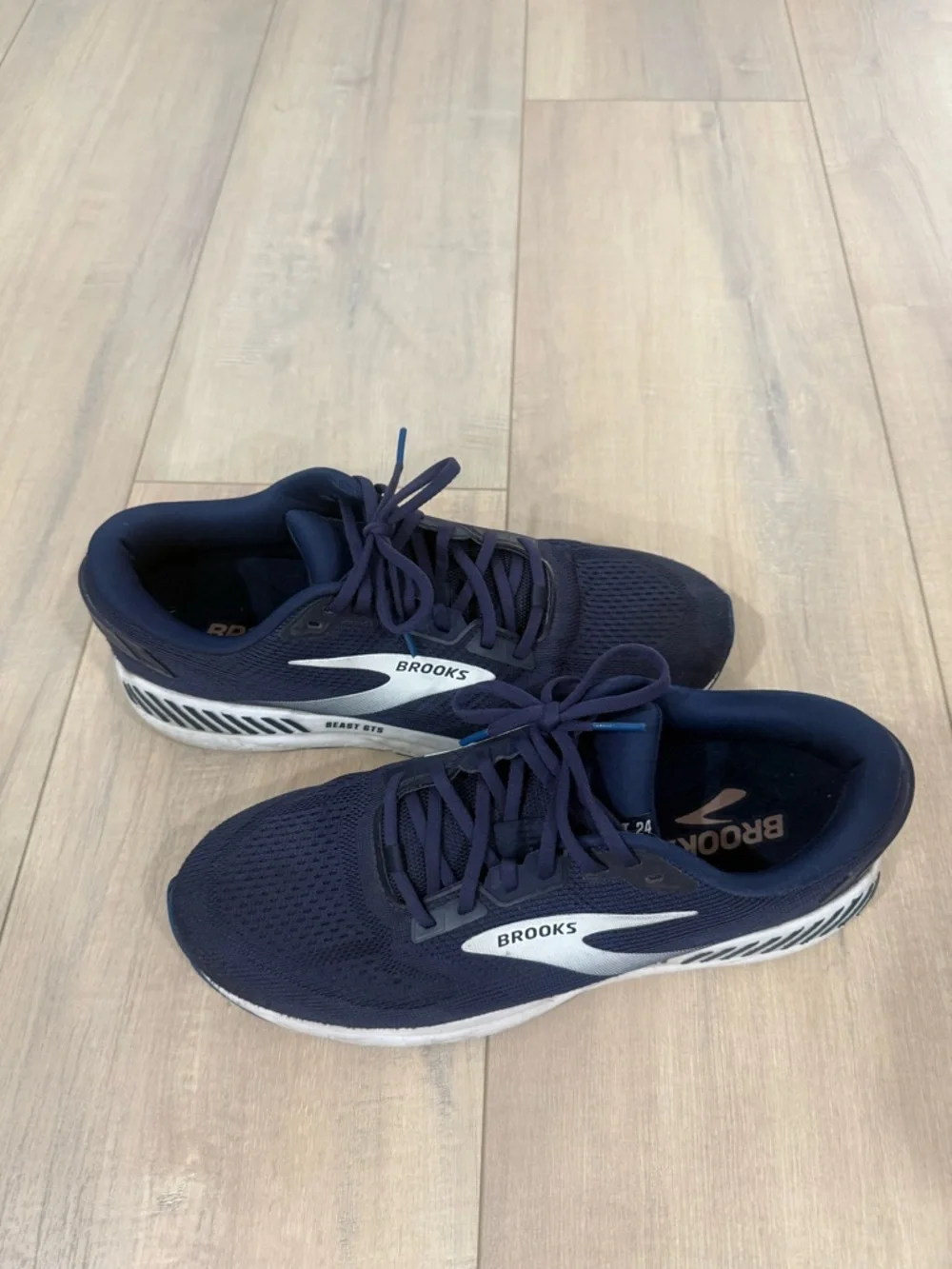 Brooks Navy and White Men's Athletic Beast 24